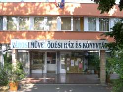 A Lengyeltóti Városi Művelődési Ház és Könyvtár bejárata – archív fotó